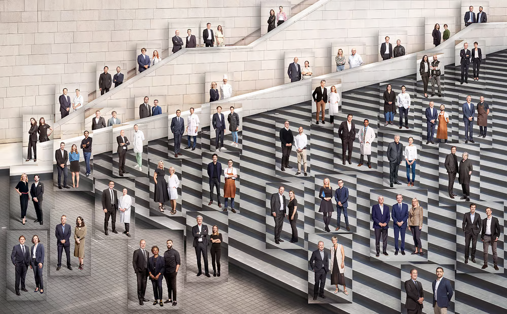 Les signataires du pacte We for ME réunis sur un grand escalier